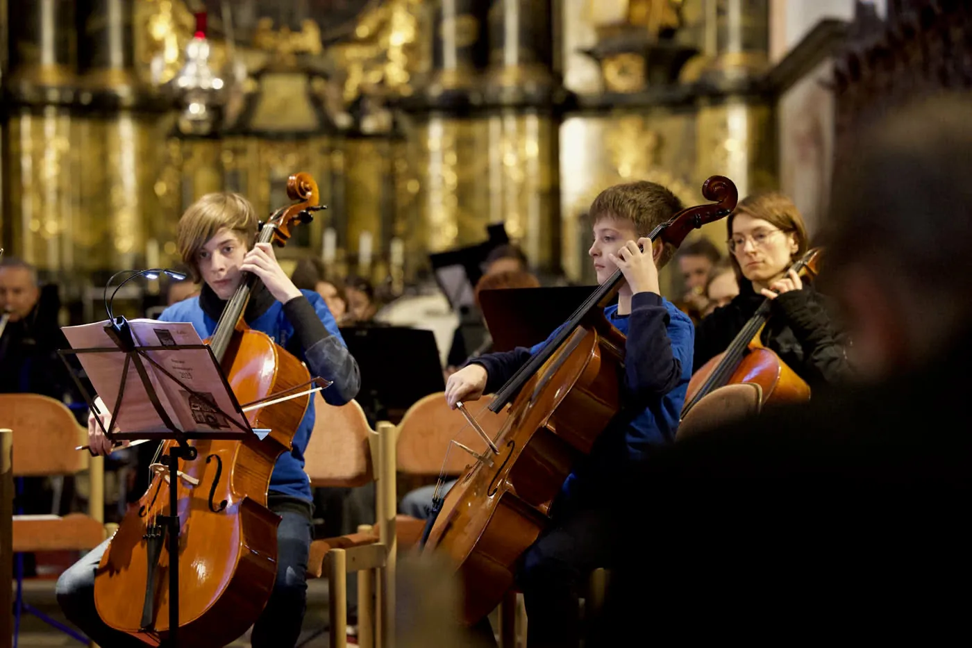 Zwei Schüler spielen Cello im Orchester beim Adventskonzert in der Kirche