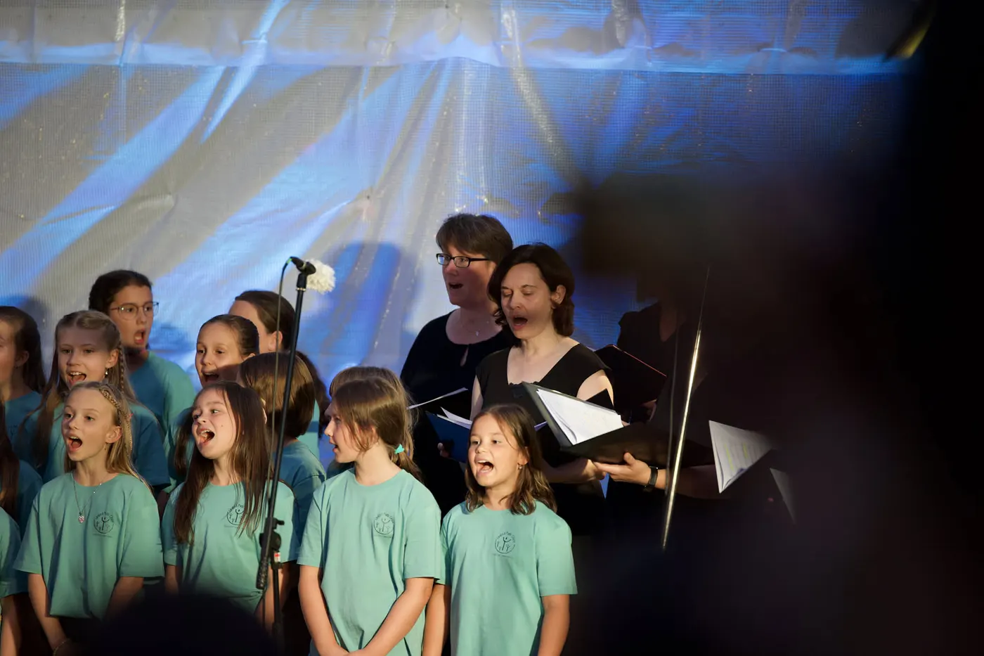 Der Kinderchor der Musikschule singt bei einem Open-Air-Konzert