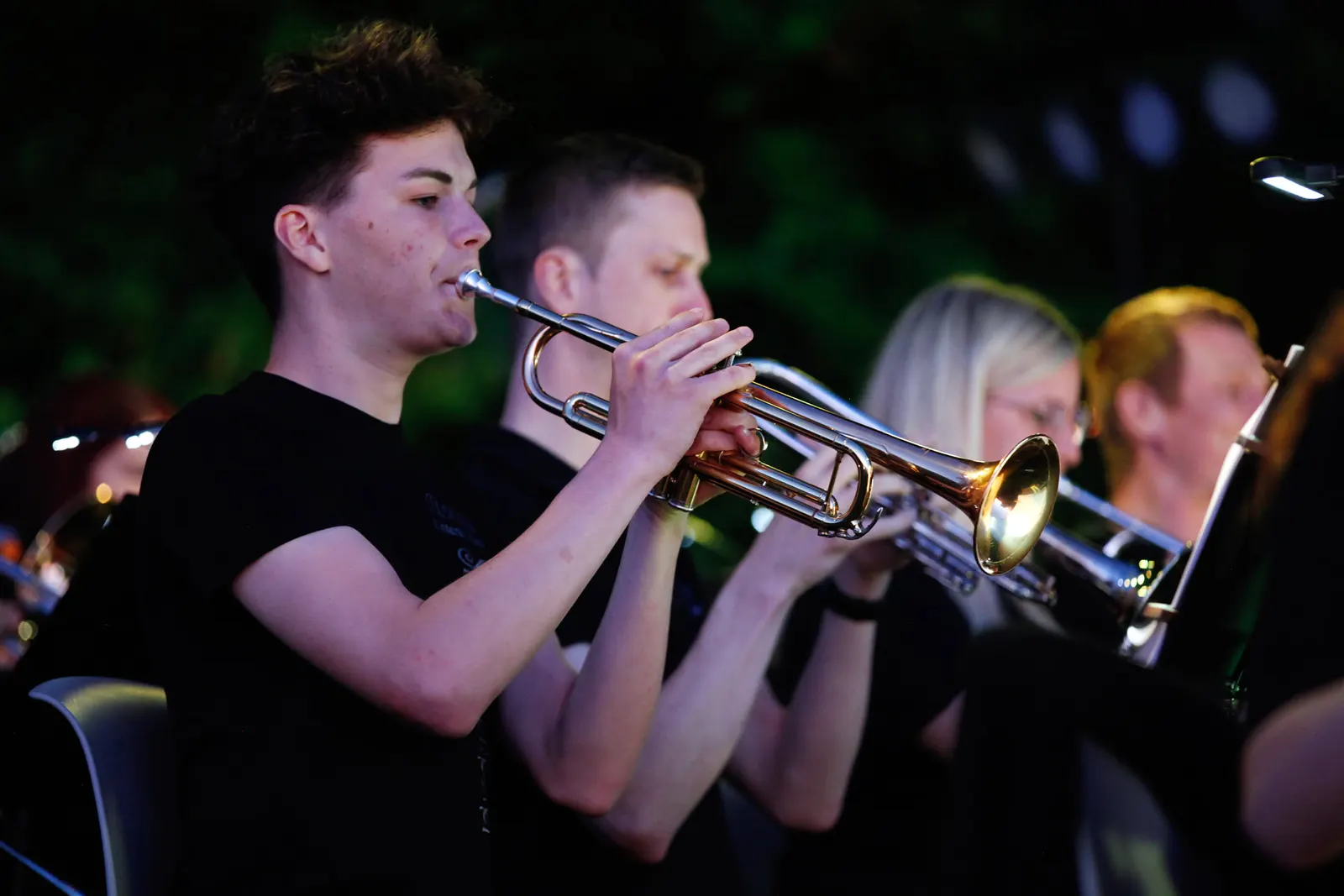 Junge Trompeter der Musikschule spielen bei einem Konzert im Freien