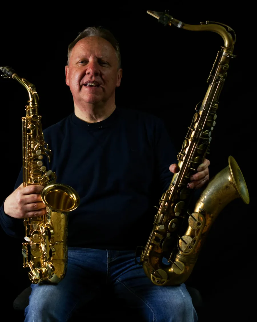 Andreas Maile zeigt Alt- und Tenorsaxofon